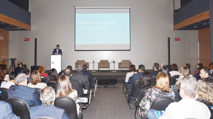 Conselheiro Carlos Neves profere palestra